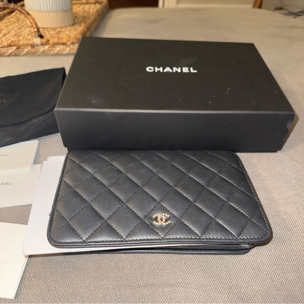 CHANEL Black Quilted Leather Card Holder